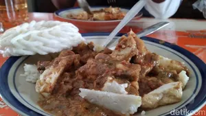Kupat Tahu Mangunreja - Sarapan Pagi di Singaparna, Tasikmalaya